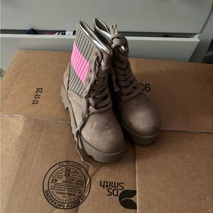 Brand New!! AEROSOLES Girls Lace Up Boots in Brown and Pink Size 11